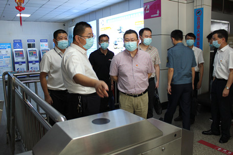 交通局董振華節前查北站2(滕艷君)_副本_副本.jpg 交通局董振華節前查北站2(滕艷君)_副本_副本.jpg